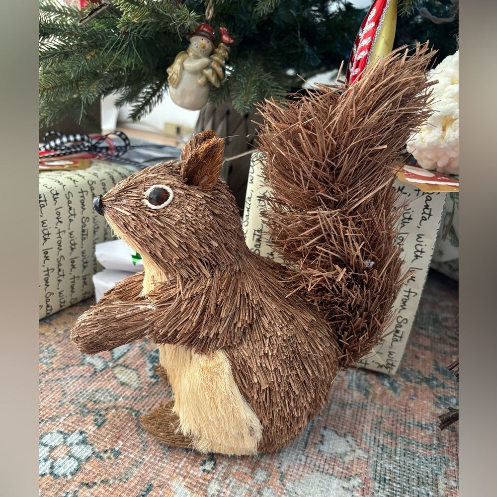 🌿🎄 Pottery Barn Squirrel Christmas Decoration - Picture 4 of 5